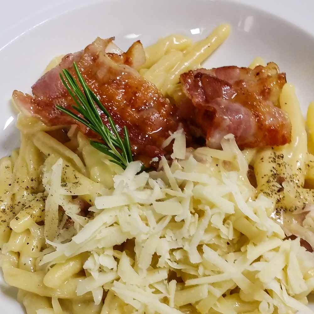 Maccaroni al ferretto cacio e pepe con pancetta croccante