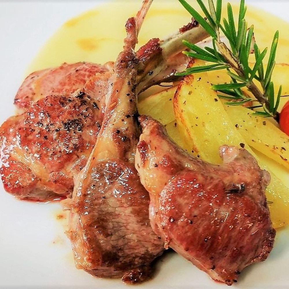 Costolette di agnello in crosta di erbe con gioco di patate